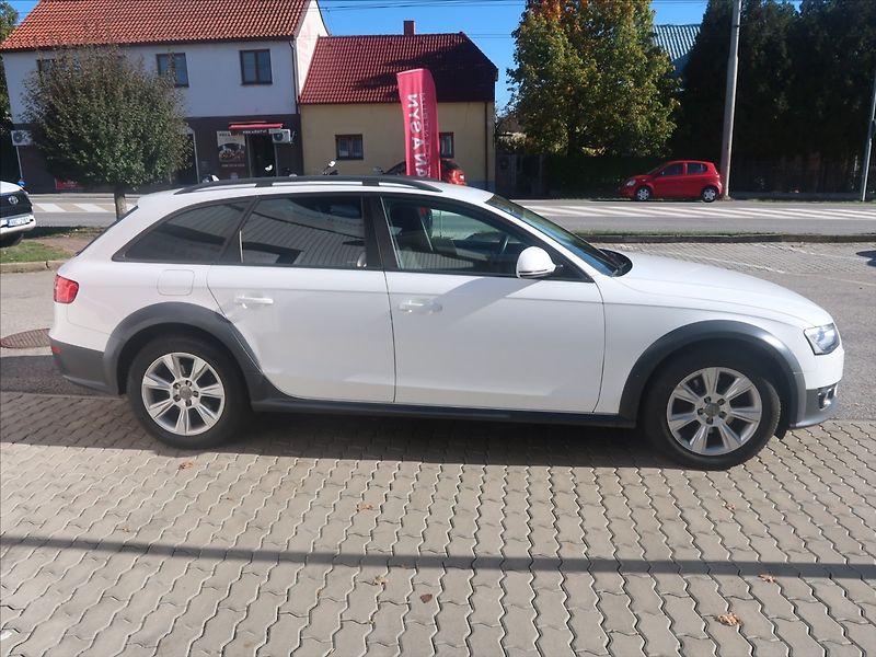 Audi A4 Allroad 2,0 TDI Quattro, xenony - fotka 3 z 4