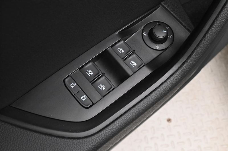 Škoda Superb 1,5 TSI 110 kW Ambition Záruka - fotka 25 z 30