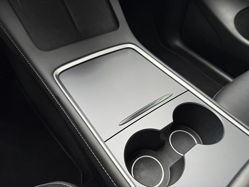 Tesla Model Y LR AWD Tažné / Záruka - fotka 29 z 41