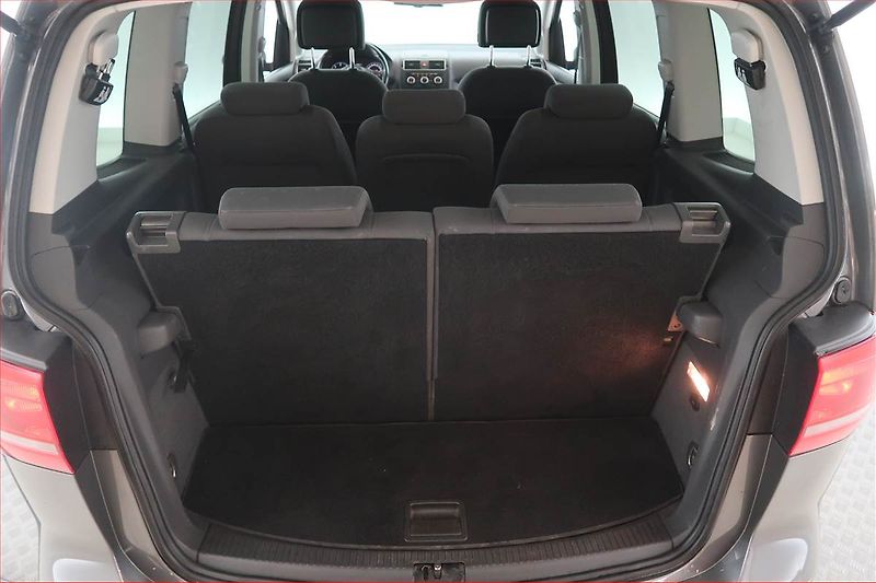 Volkswagen Touran (2013) 1.6 TDI, Automat, 7 míst, Navi - fotka 19 z 20