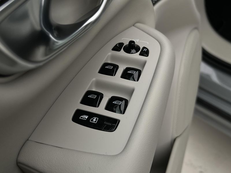 Volvo XC90 (2026) B5 AWD BRIGHT PLUS - fotka 23 z 45
