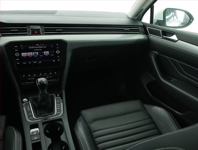 Volkswagen Passat (2021) Business 1.5 TSI, Serv.kniha - fotka 8 z 17