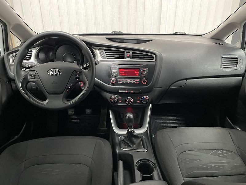 Kia Ceed 1.6 GDi ČR REZERVACE  - fotka 20 z 24