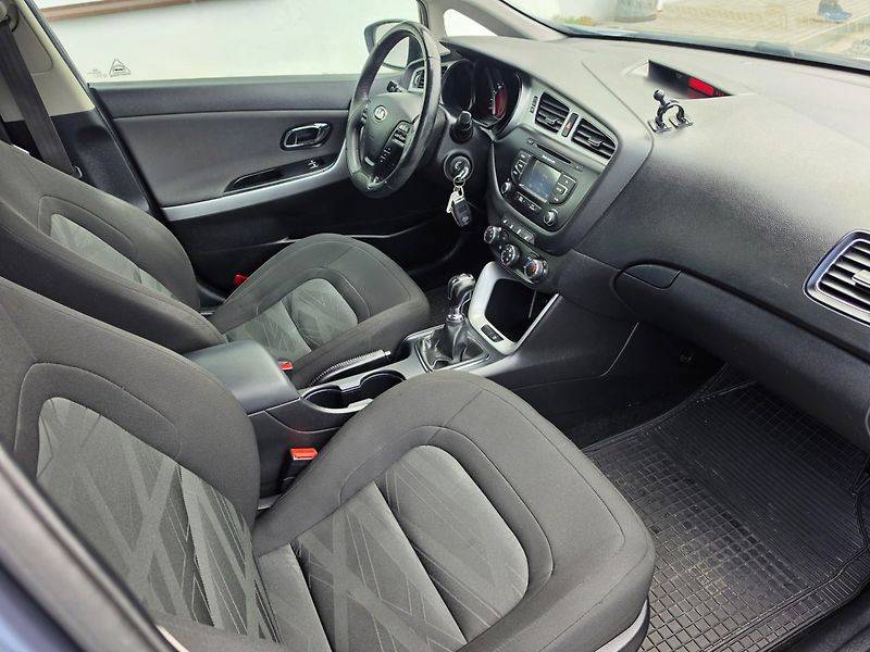 Kia Ceed (2015) 1.4 i TOP STAV - fotka 16 z 23
