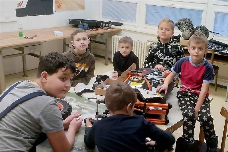 Malí šikovní mechanici z motokroužku při Středisku volného času Domeček ve Valašském Meziříčí sestrojili funkční mimimotorku. Jde o nejmenší ručně vyrobený motocykl ve stylu Chopper v ČR.