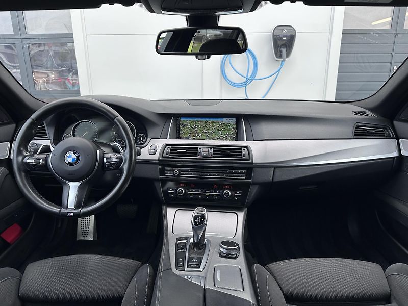 BMW Řada 5 525d xDrive M-Sport Touring - fotka 6 z 19