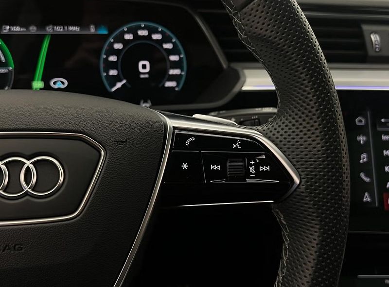 Audi Q8 e-tron 55 Q 360kam Vzduch Tažné Pano  - fotka 22 z 37