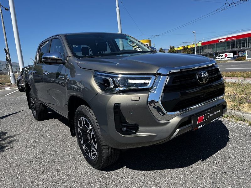 Toyota Hilux 2.8D 4x4 6AT Executive - fotka 2 z 33