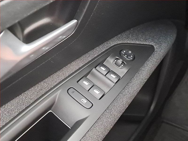 Peugeot 3008 (2020) 1.2 PureTech, ČR,1.maj - fotka 15 z 16