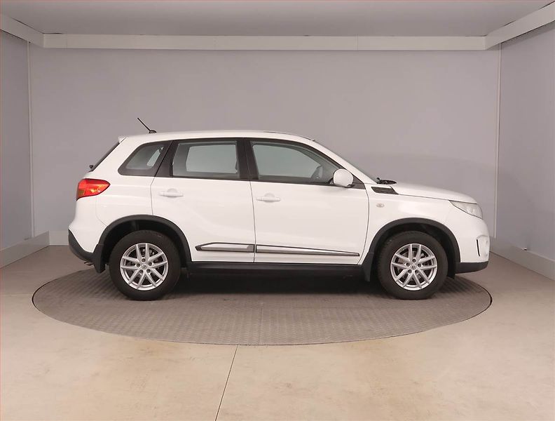 Suzuki Vitara (2016) 1.6 VVT, Park. senzory - fotka 6 z 15
