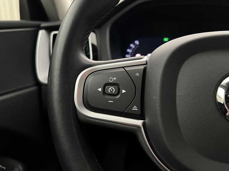 Volvo XC60 B4 AWD MOMENTUM PRO AUT - fotka 24 z 40