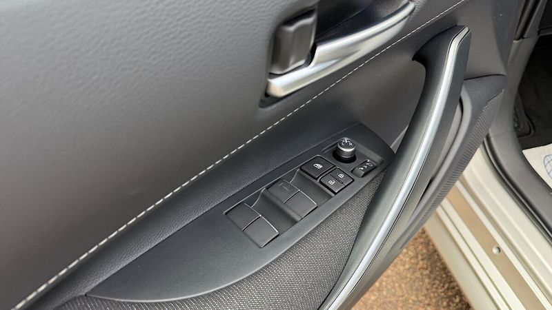 Toyota Corolla TS 1.8. Hybrid Comfort Tech - - fotka 15 z 24
