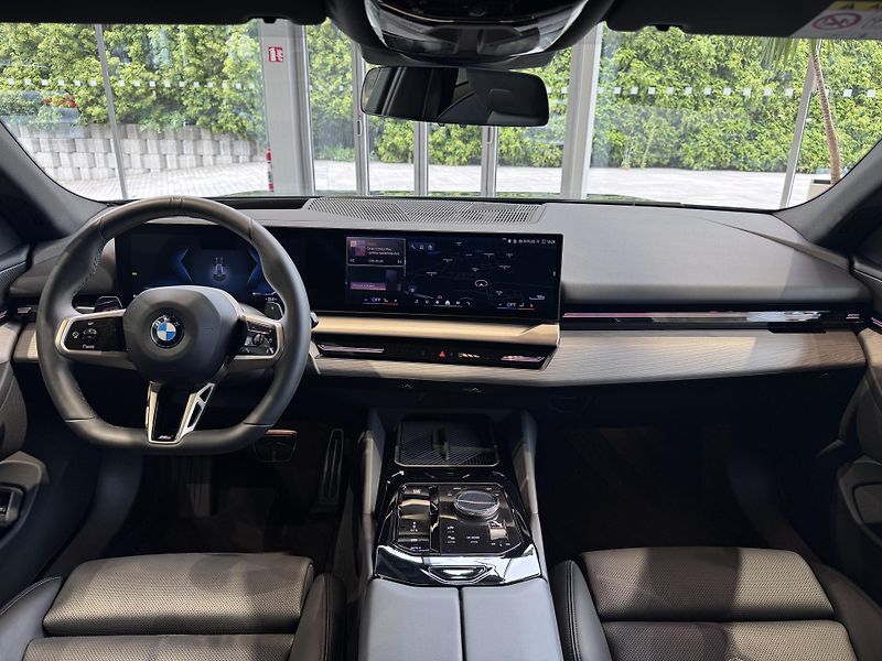 BMW Řada 5 520d xDrive Touring M-Sport - fotka 13 z 29