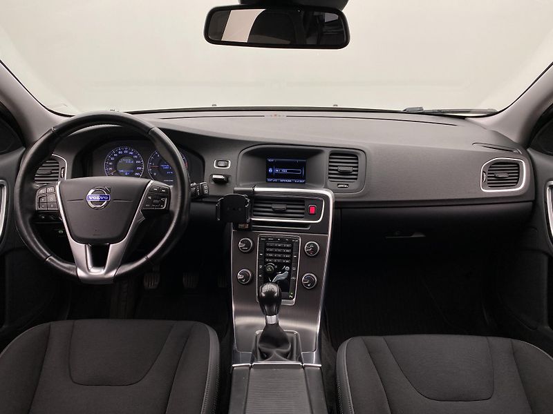 Volvo V60 D5 MOMENTUM REZERVACE - fotka 2 z 43