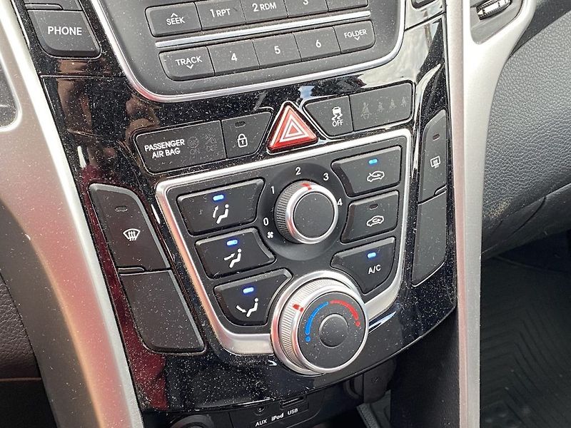 Hyundai i30 1.6i, ČR, manual, 2x kola - fotka 12 z 14