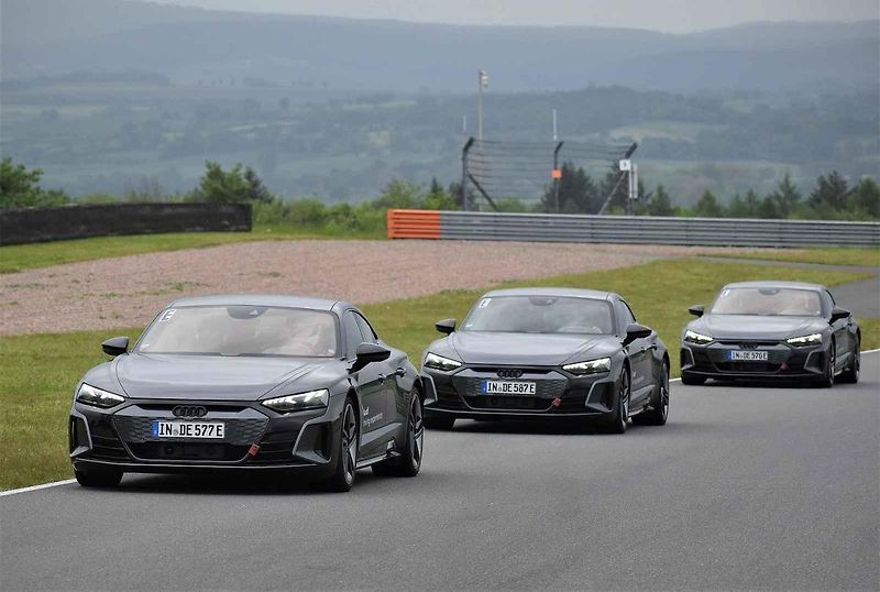 Audi R8 a e-tron GT připravené na jízdu na okruhu