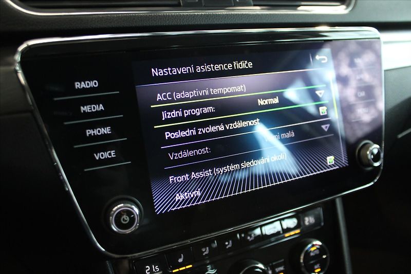 Škoda Superb TDi 140kW DSG 4x4 Style ACC/Ne - fotka 20 z 31