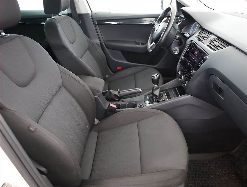Škoda Octavia (2017) 1.6 TDI, Navi, Tempomat - fotka 7 z 16