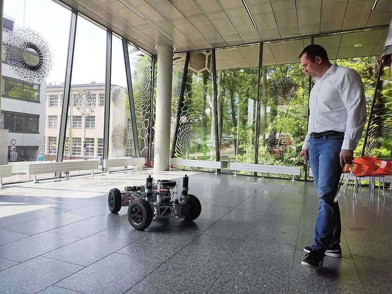 Team ANTeTUL v prostorách Ústavu pro nanomateriály, pokročilé technolgie a inovace TUL.