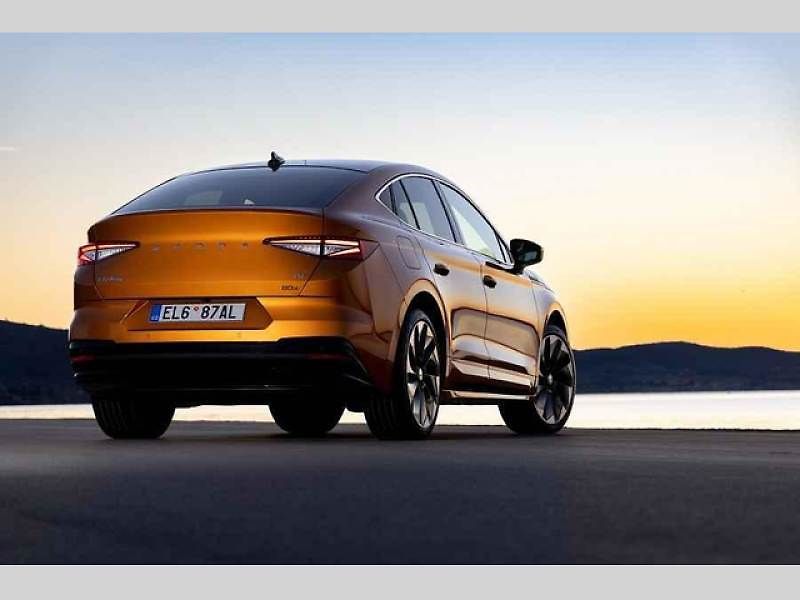Plně elektrické SUV Škoda Enyaq Coupé iV (na snímku) se představilo v roce 2022 a vzbudilo u zákazníků velký zájem. Automobilka zrychluje svoji elektrickou ofenzivu: do roku 2026 představí tři zcela nové elektrické modely a další budou následovat.
