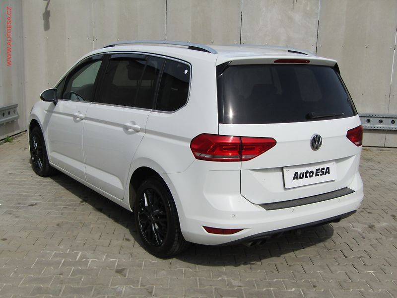 Volkswagen Touran (2016) 2.0 TDi, ČR, DSG, TZ, park - fotka 6 z 20