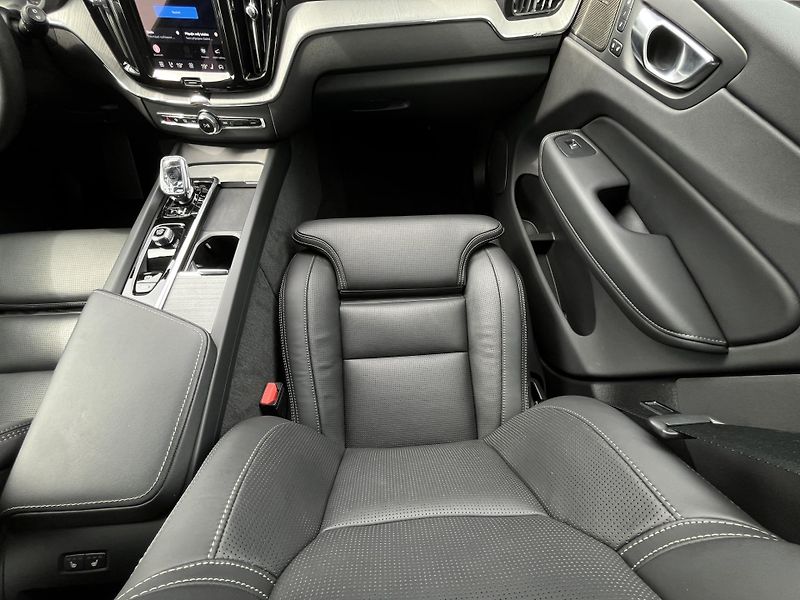 Volvo XC60 B5 AWD PLUS DARK/360/vent/kola - fotka 21 z 50