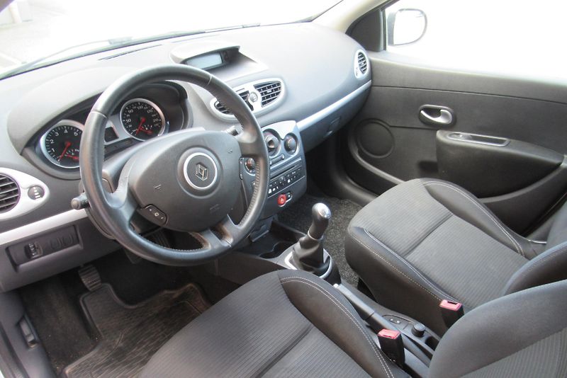 Renault Clio 1.2i KLIMA TAŽNÉ - fotka 9 z 19