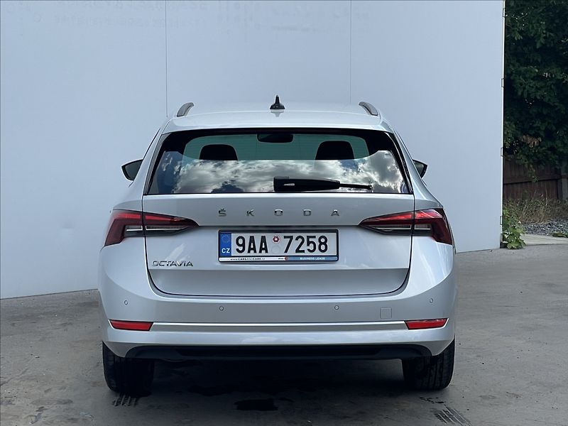 Škoda Octavia 2,0 TDI Combi Ambition Plus - fotka 23 z 24