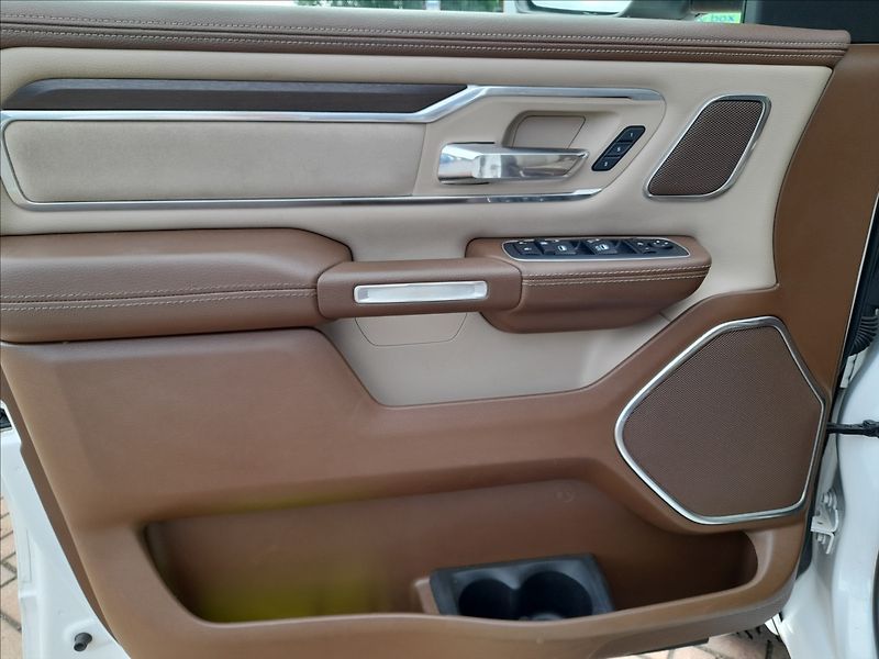 RAM 1500 5,7 HEMI LARAMIE 4x4 - fotka 13 z 33