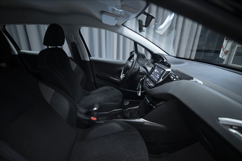 Peugeot 2008 1,2 i 1. AUT. AC VÝHŘEV 1. MAJ - fotka 8 z 36