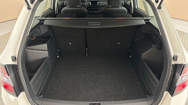 Škoda Fabia 1.0 TSI Ambition Combi - fotka 17 z 23