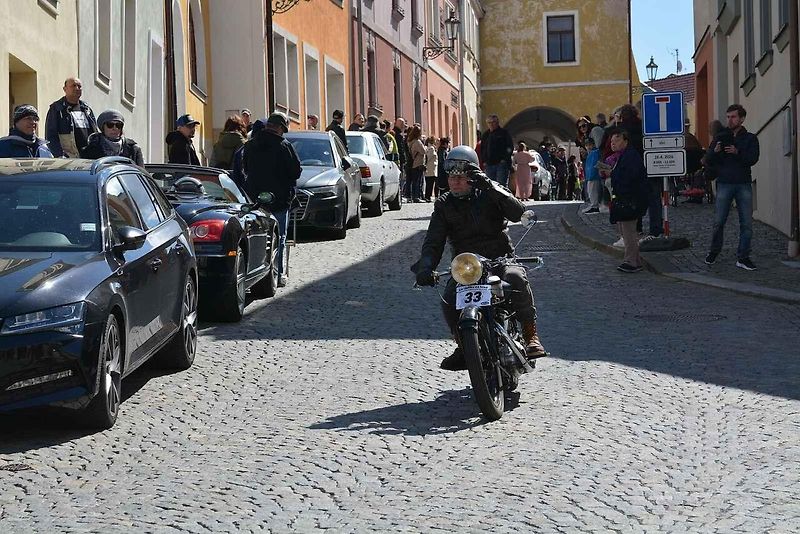 Automobiloví a motocykloví veteráni se vydali v neděli na tradiční jízdu Ze zámku na hrad. Start byl na Horním náměstí v Přerově, kde si lidé užili bohatý program.