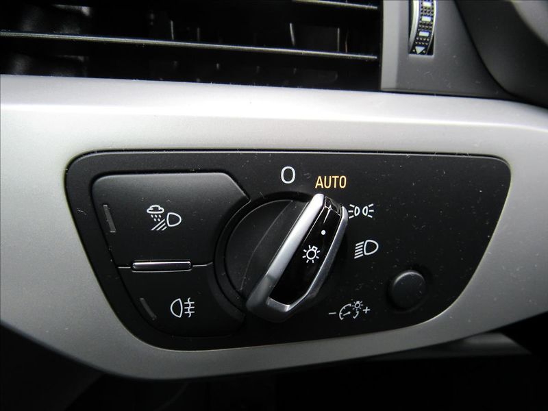 Audi A4 2,0 TDI 110kW Sedan - fotka 26 z 34
