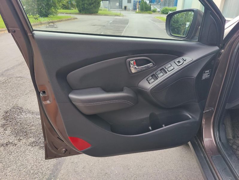 Hyundai ix35 2,0 CRDi 4WD + pneu  - fotka 9 z 25