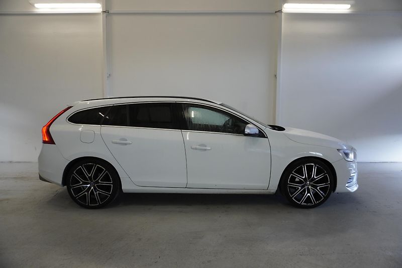 Volvo V60  2,0 T4 R-DESIGN AUTOMAT - fotka 4 z 33