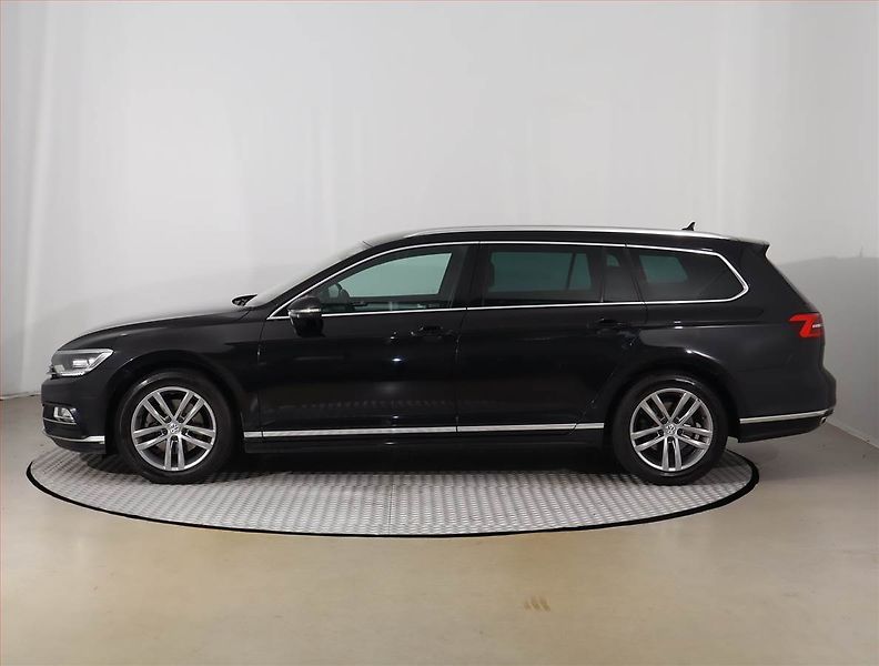 Volkswagen Passat (2018) R-Line 2.0 TDI, Automat, Kůže - fotka 3 z 22