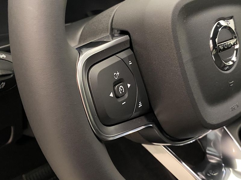 Volvo XC40 (2026) B3 AUT DARK PLUS - fotka 25 z 58