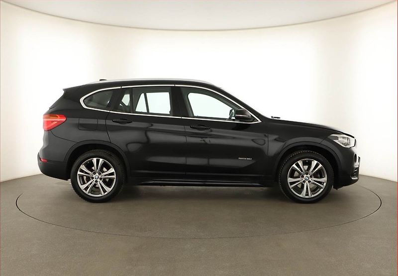 BMW X1 (2017) sDrive18i, ČR,1.maj - fotka 6 z 18