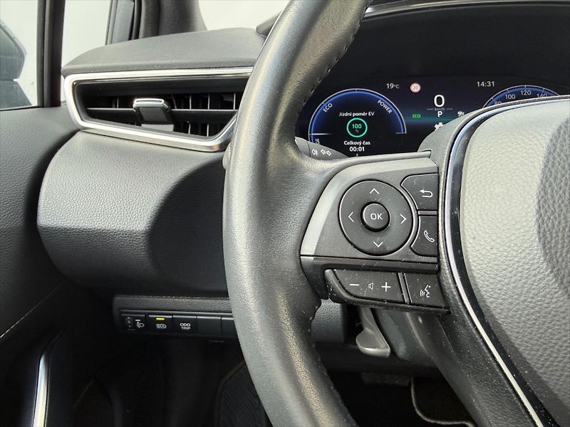 Toyota Corolla 1,8 Style, Hybrid - fotka 12 z 20