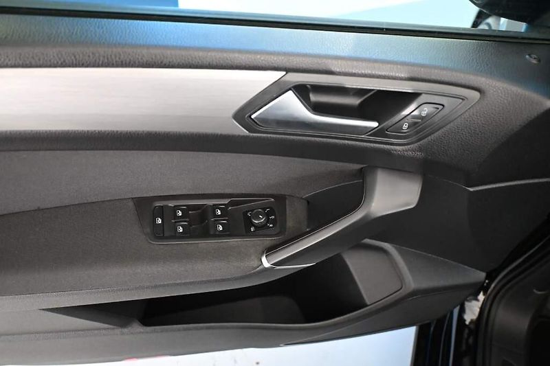 Volkswagen Touran (2023) 2.0 LED DSG ACC Tažné COMFORTL - fotka 15 z 32