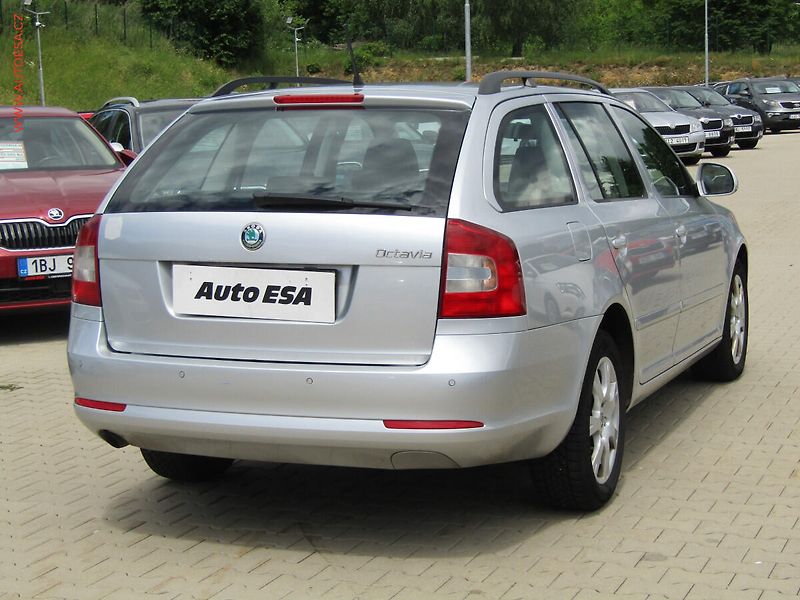 Škoda Octavia (2012) 1.6TDi, ČR, AC, výhřev sed - fotka 4 z 15