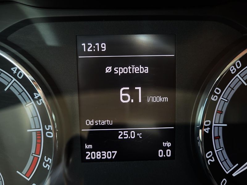 Škoda Karoq 2.0 TDi 110kW 4x4 AMBITION *ČR - fotka 12 z 47