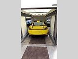 Táborští kriminalisté dopadli pachatele krádeže drahého sporťáku. Na snímcích jsou odcizené auto a záběry z domovních prohlídek.