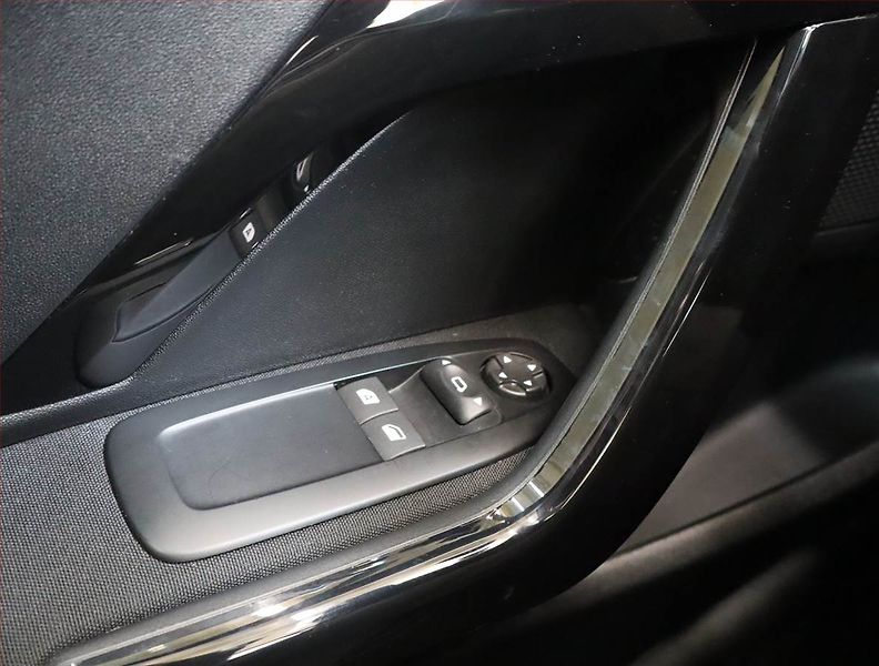 Peugeot 208 (2018) 1.2 PureTech, ČR,1.maj - fotka 17 z 17