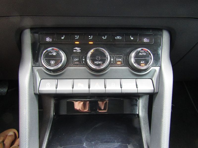 Škoda Karoq (2019) 1.0 TSI 85kW ACC + KAMERA - fotka 34 z 43