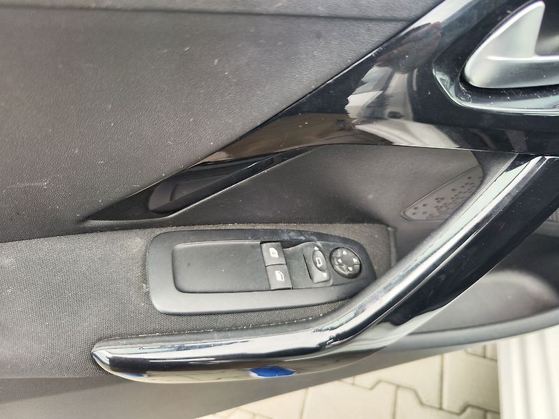 Peugeot 208 1.2 PureTech/Active ČR 1.Majit - fotka 25 z 27