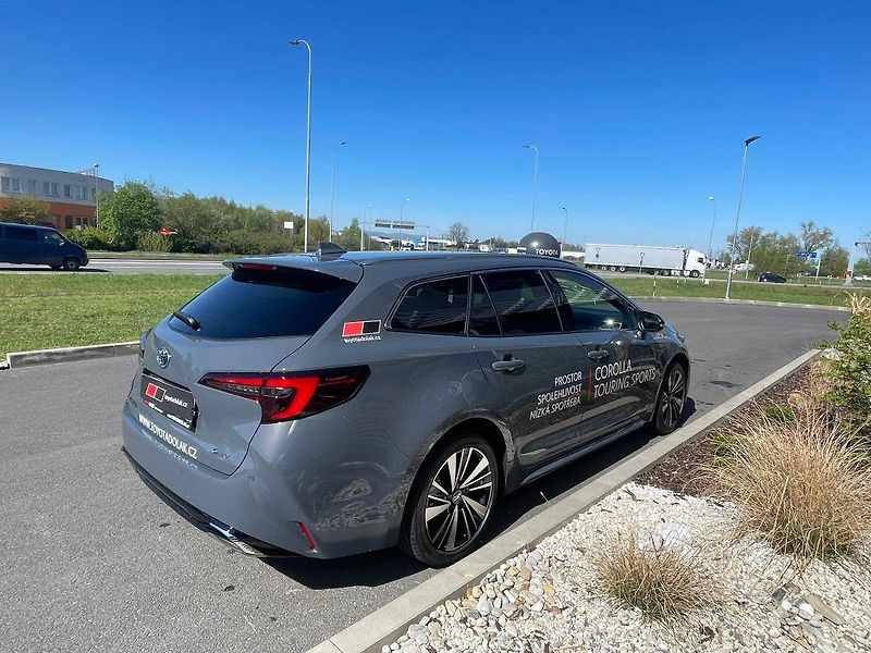 Toyota Corolla 1.8 Hybrid 140K Style - fotka 6 z 29