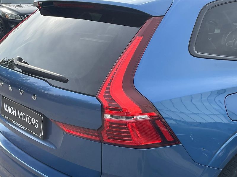 Volvo XC60 B4 AWD R-Design H&K, TZ - fotka 5 z 23