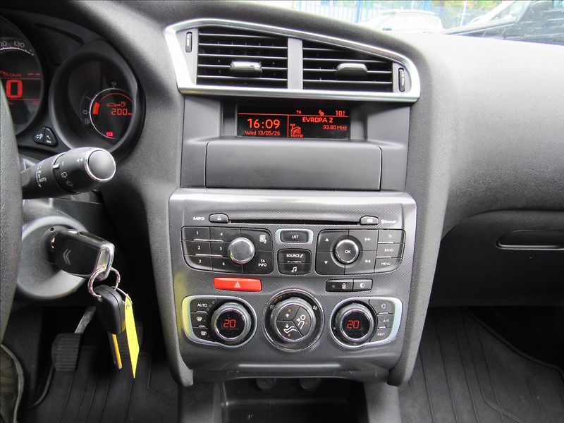 Citroën C4 1,2 96kW - fotka 15 z 29