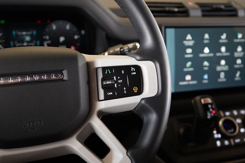 Land Rover Defender 110 D300 X-Dynamic SE - fotka 25 z 42